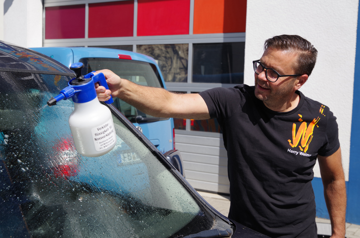 Fahrzeugbeschriftung Wetterau: Harry Weimar reinigt ein Fahrzeug