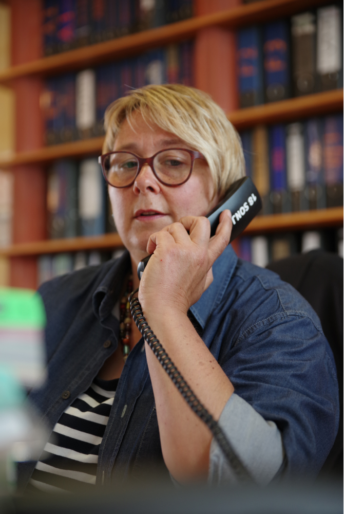 Sonja telefoniert mit einem Werbetechnik-Kunden