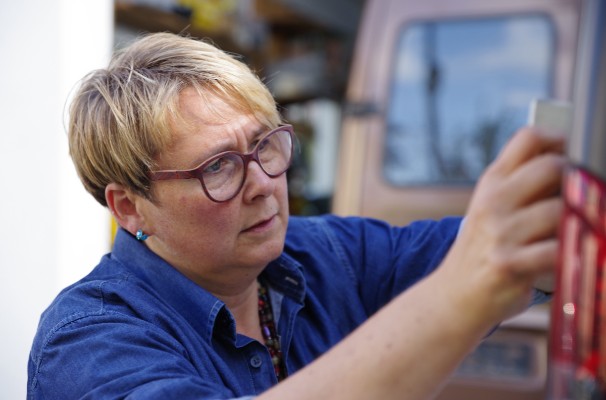 Sonja bei der Fahrzeugbeschriftung