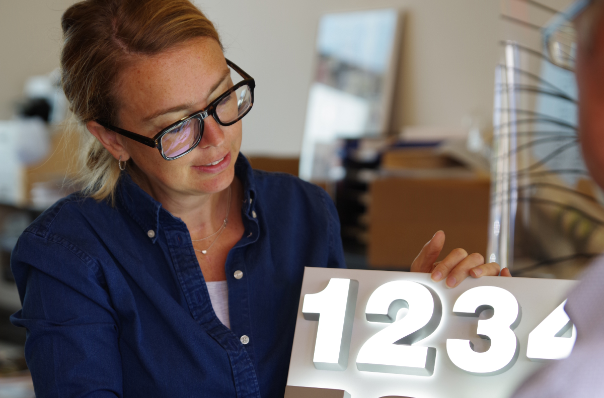 Werbeschilder Wetterau: Mira präsentiert ein Werbeschild in der Manufaktur in Butzbach