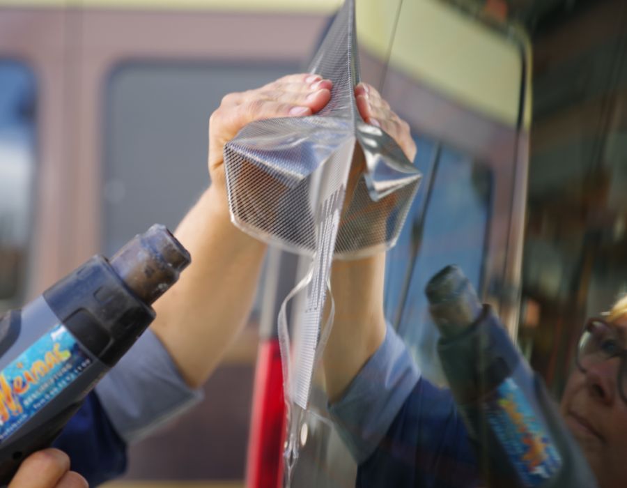 Autobeschriftung: Entfernung von alter Beschriftungsfolie